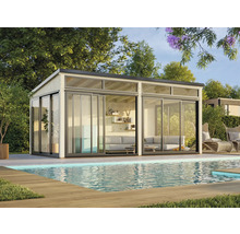 Gartenhaus mit Glasschiebetüren neben einem Pool