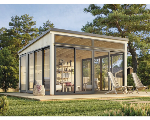 Abri de jardin moderne avec de grandes portes coulissantes en verre et une terrasse en bois dans un écrin de verdure.