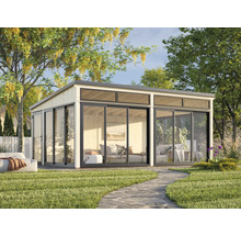 Pavillon de jardin moderne avec de grandes portes coulissantes en verre et des murs en bois à l'extérieur.