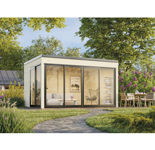 Pavillon de jardin moderne avec façade en verre et terrasse dans un écrin de verdure.