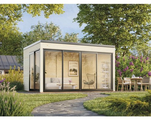 Pavillon de jardin moderne avec façade en verre et terrasse dans un écrin de verdure.