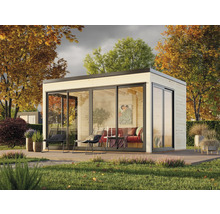 Maison de jardin moderne avec façade en bois et grandes façades vitrées dans le jardin.