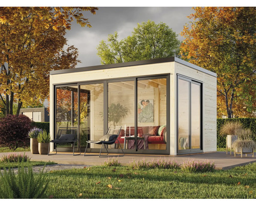 Modernes Gartenhaus mit Glasfront und Holzverkleidung im Garten