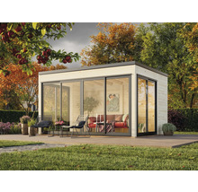 Abri de jardin moderne avec portes coulissantes et terrasse en bois dans un environnement automnal.