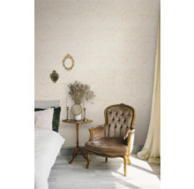 Vue d'une pièce avec papier peint à motifs, chaise et table d'appoint