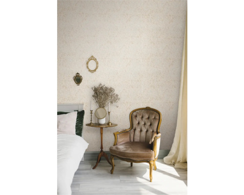 Vue d'une pièce avec papier peint à motifs, chaise et table d'appoint