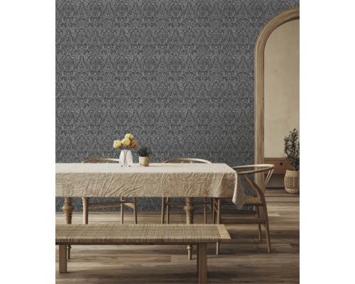 Salon décoratif avec papier peint à motifs derrière une table à manger et des chaises.