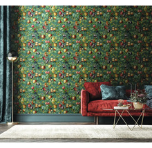 Salon avec papier peint aux fruits vert, canapé rouge et tapis