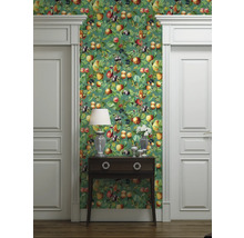 Chambre décorative avec un papier peint vert à motifs de fruits, flanquée de deux portes blanches et d'une armoire en bois foncé.