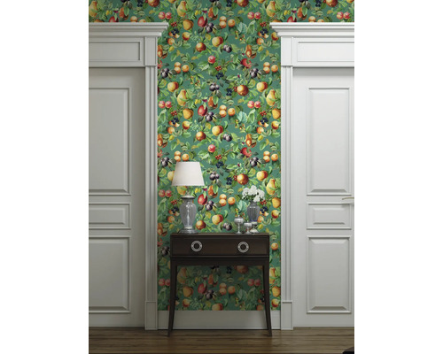 Chambre décorative avec un papier peint vert à motifs de fruits, flanquée de deux portes blanches et d'une armoire en bois foncé.