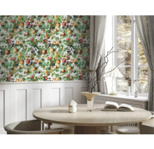 Salle à manger avec papier peint à motifs de fruits, table à manger et fenêtre avec rideaux.