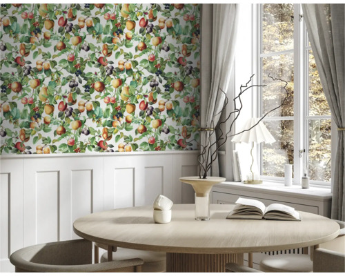 Salle à manger avec papier peint à motifs de fruits, table à manger et fenêtre avec rideaux.