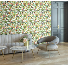 Salon avec papier peint floral, canapé, fauteuil et table