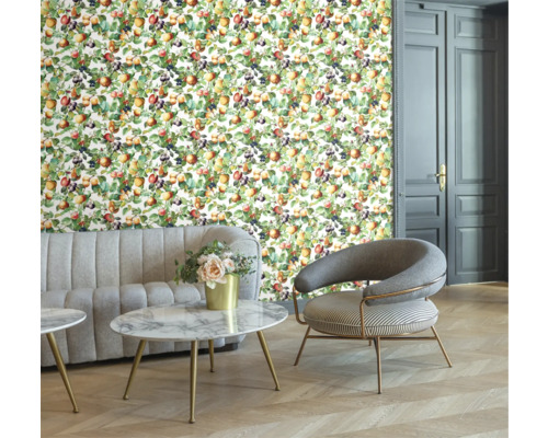 Salon avec papier peint floral, canapé, fauteuil et table