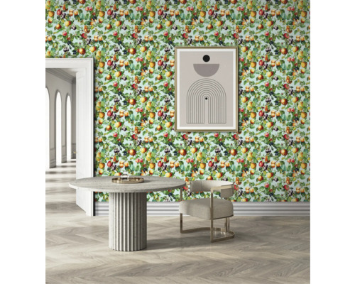 Salle à manger avec papier peint à motif de fruits, table et chaise