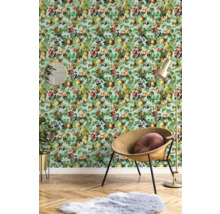Intérieur avec papier peint arbre fruitier, chaise, lampadaire et miroir