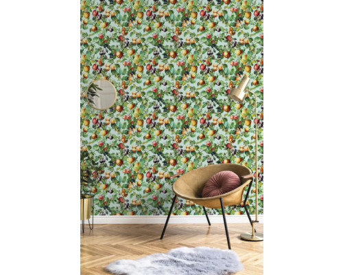 Intérieur avec papier peint arbre fruitier, chaise, lampadaire et miroir