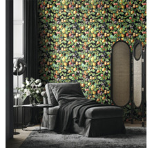 Salon avec papier peint à motifs de fruits, fauteuil et paravent