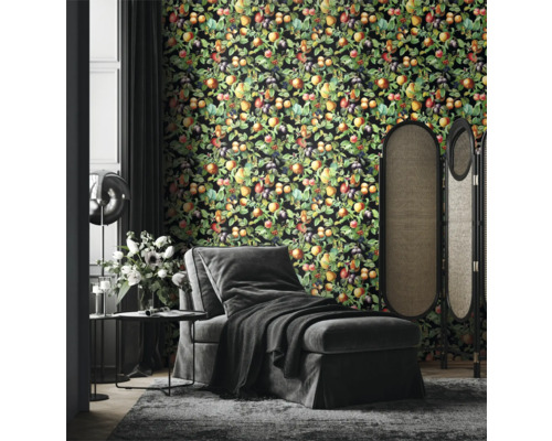Salon avec papier peint à motifs de fruits, fauteuil et paravent