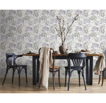Salle à manger avec table en bois, chaises et papier peint à motifs floraux