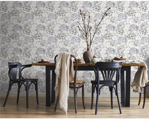 Salle à manger avec table en bois, chaises et papier peint à motifs floraux