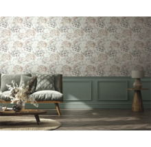 Salon avec canapé, table et mur avec papier peint floral