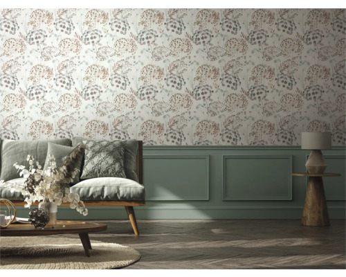 Salon avec canapé, table et mur avec papier peint floral
