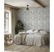 Chambre avec lit double, ventilateur de plafond et papier peint à motifs