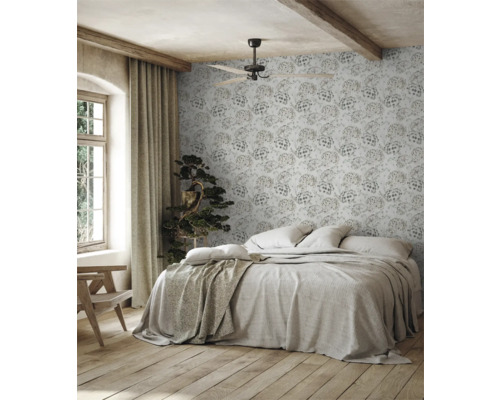 Chambre avec lit double, ventilateur de plafond et papier peint à motifs