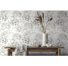Papier peint décoratif avec motif floral sur fond blanc, avec une table en bois avec des décorations et un tissu
