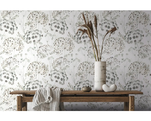 Papier peint décoratif avec motif floral sur fond blanc, avec une table en bois avec des décorations et un tissu