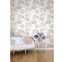 Pièce décorative avec un papier peint à motifs floraux derrière un canapé et une table