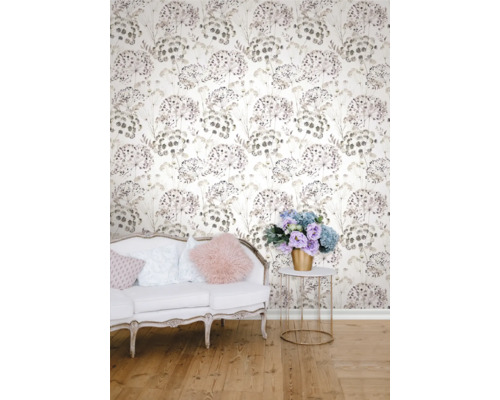 Pièce décorative avec un papier peint à motifs floraux derrière un canapé et une table