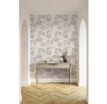 Couloir avec papier peint à fleurs, console, livres et décoration