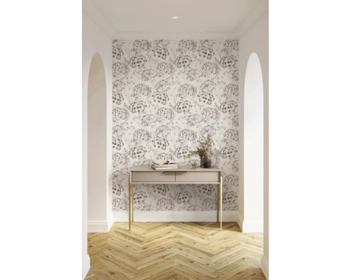 Couloir avec papier peint à fleurs, console, livres et décoration