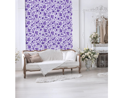 Salon décoratif avec papier peint à motifs floraux, canapé et cheminée.