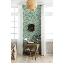 Pièce décorative avec papier peint à fleurs, bureau et lampe