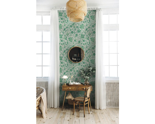 Pièce décorative avec papier peint à fleurs, bureau et lampe
