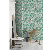 Pièce décorative avec papier peint à fleurs, lampadaire et miroir