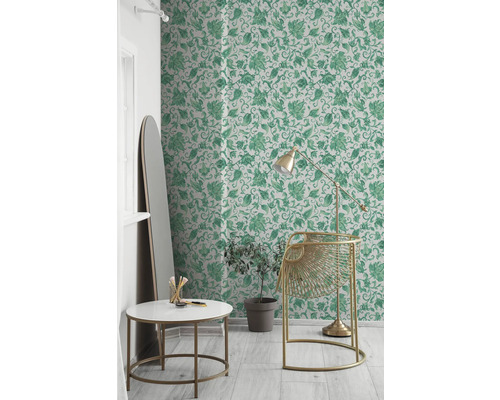 Pièce décorative avec papier peint à fleurs, lampadaire et miroir