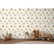 Chambre d'enfant avec papier peint à motif d'animaux forestiers, fauteuil et jouets