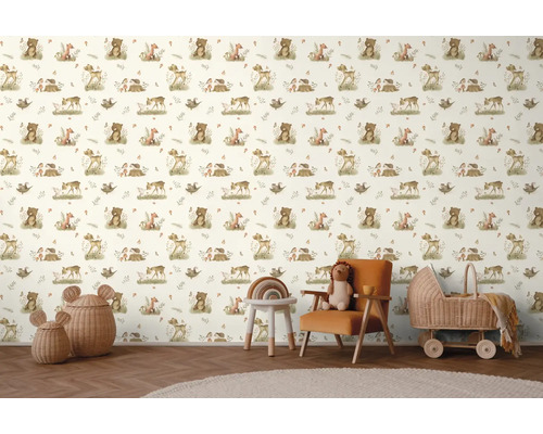 Chambre d'enfant avec papier peint à motif d'animaux forestiers, fauteuil et jouets