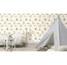 Chambre d'enfant avec papier peint animaux de la forêt, tente de jeu et lit