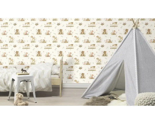 Chambre d'enfant avec papier peint animaux de la forêt, tente de jeu et lit