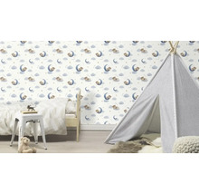 Chambre d'enfant avec lit, tente de jeu et papier peint à motifs d'ours, de lune et d'étoiles