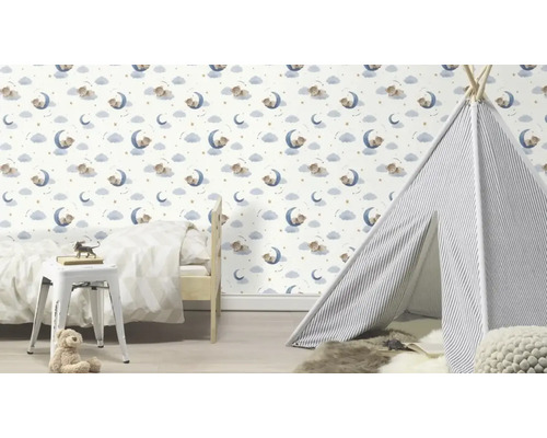 Chambre d'enfant avec lit, tente de jeu et papier peint à motifs d'ours, de lune et d'étoiles