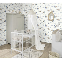 Chambre d'enfant avec lit à barreaux, commode à langer, armoire et papier peint avec motif de lune
