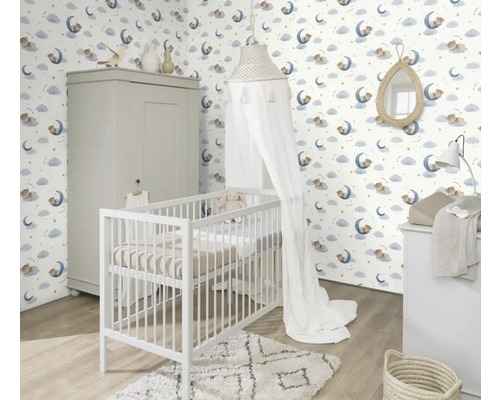 Chambre d'enfant avec lit à barreaux, commode à langer, armoire et papier peint avec motif de lune