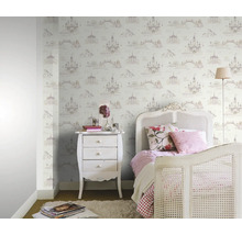 Chambre d'enfant avec papier peint château, table de chevet et lit