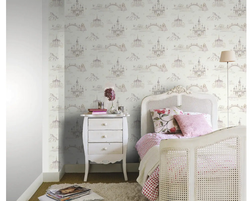 Chambre d'enfant avec papier peint château, table de chevet et lit